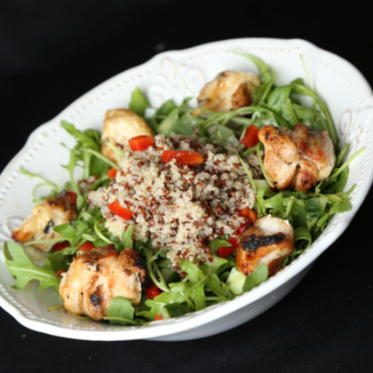 Izgara Tavuklu Kinoalı Salata